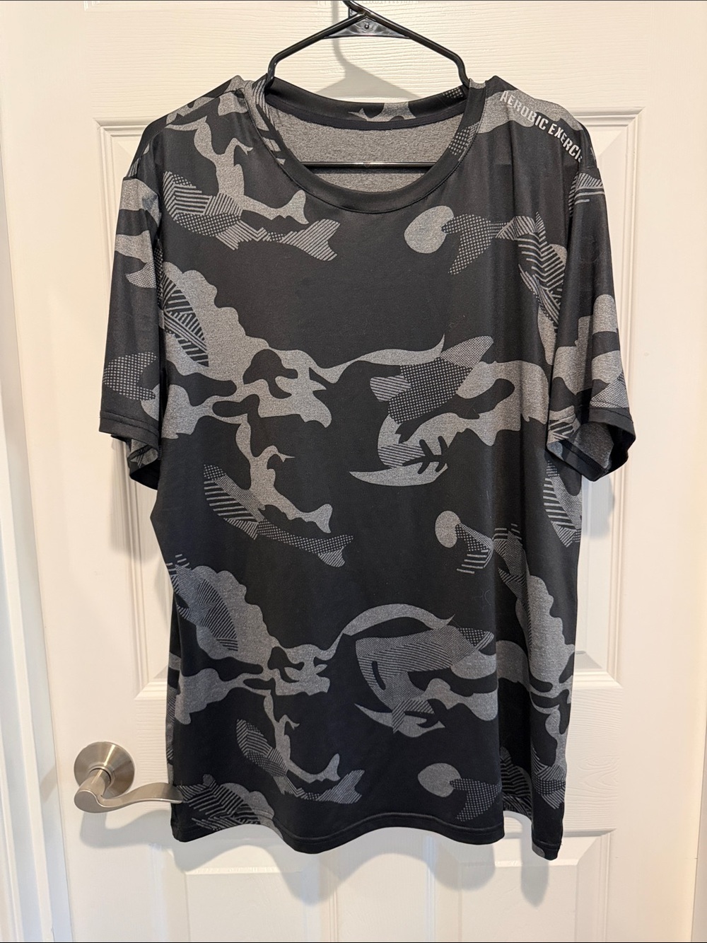 SHEIN Black & Gray Camouflage Short Sleeve Performance Tee